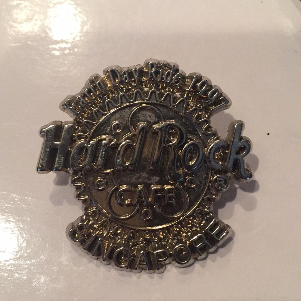 Hard rock café pin, Singapore, Earth Day ride 1997
